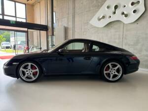 Image 2/29 of Porsche 911 Carrera S (2006)