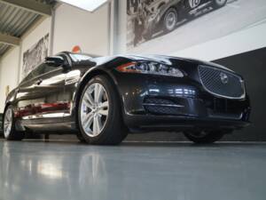 Image 17/32 of Jaguar XJ 5.0 (2011)