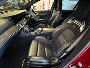 Image 24/50 of Mercedes-Benz E 63 AMG T (2017)