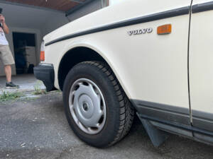 Image 3/8 of Volvo 240 (1988)