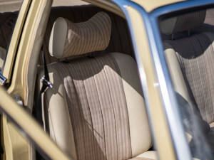 Image 32/40 of Mercedes-Benz 350 SE (1975)
