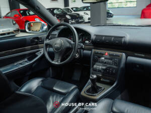 Image 17/25 de Audi RS4 Avant (2001)