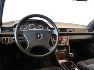 Image 19/25 of Mercedes-Benz 200 E (1992)
