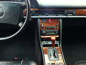 Bild 19/79 von Mercedes-Benz 560 SEC (1991)