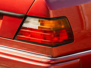 Image 26/50 of Mercedes-Benz E 320 (1994)