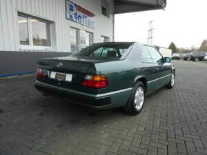 Bild 4/28 von Mercedes-Benz E 320 (1993)