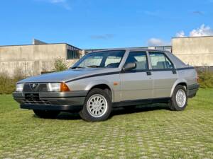 Immagine 2/23 di Alfa Romeo 75 1.6 (1988)