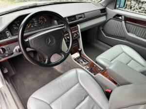 Imagen 19/100 de Mercedes-Benz 300 CE (1992)