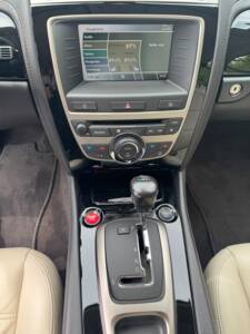 Image 32/49 of Jaguar XKR (2007)