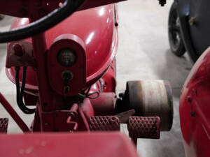 Image 23/27 of Farmall H (1945)