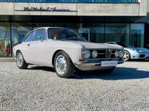 Image 32/47 de Alfa Romeo 1750 GT Veloce (1968)