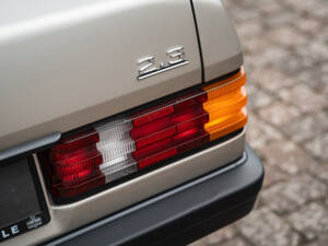 Image 14/77 of Mercedes-Benz 190 E 2.3 (1988)