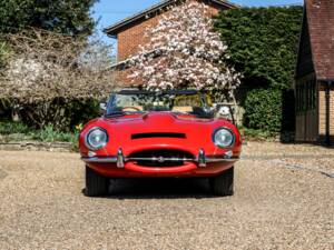 Image 6/27 of Jaguar E-Type (1968)