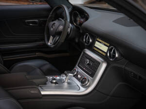 Image 13/33 of Mercedes-Benz SLS AMG (2010)