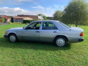 Imagen 8/9 de Mercedes-Benz 230 E (1990)