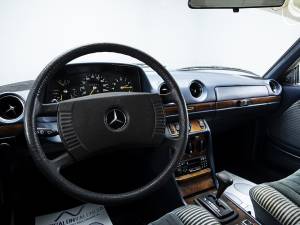 Image 17/29 de Mercedes-Benz 280 CE (1977)