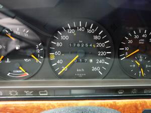 Bild 24/79 von Mercedes-Benz 560 SEC (1991)