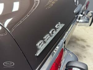 Image 17/38 of Mercedes-Benz 280 SL (1968)