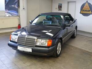 Image 8/42 de Mercedes-Benz 300 CE-24 (1993)