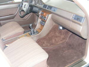 Image 10/52 of Mercedes-Benz 250 TD (1988)