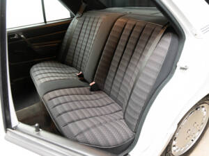 Image 18/78 de Mercedes-Benz 190 E 1.8 (1992)