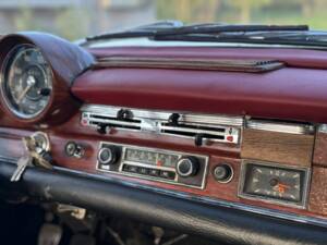 Image 65/132 of Mercedes-Benz 220 SE b (1963)