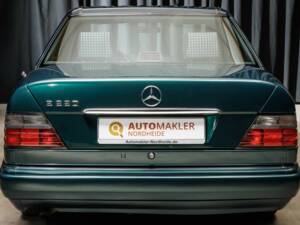 Bild 34/40 von Mercedes-Benz E 220 (1995)
