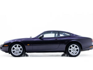 Image 2/26 of Jaguar XK8 4.0 (1999)