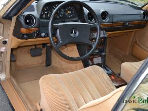 Image 22/50 of Mercedes-Benz 230 CE (1982)
