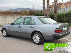 Image 7/10 of Mercedes-Benz E 200 (1994)