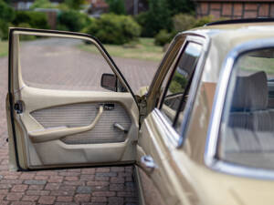 Image 19/40 of Mercedes-Benz 350 SE (1975)