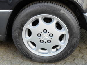 Image 56/63 of Mercedes-Benz 300 CE (1991)