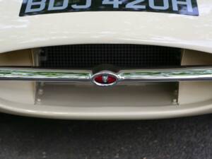 Image 25/50 of Jaguar E-Type (1969)