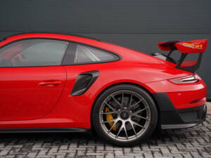 Image 10/50 of Porsche 911 GT2 RS Weissach (2018)