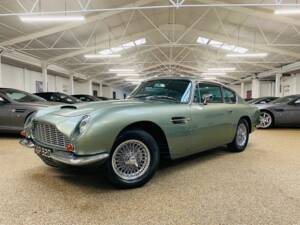 Image 2/5 of Aston Martin DB 6 Mk II (1970)