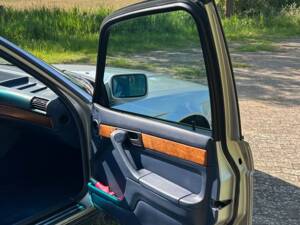 Image 14/33 de BMW 735i (1990)