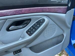 Image 33/100 of BMW 540i Touring (1998)
