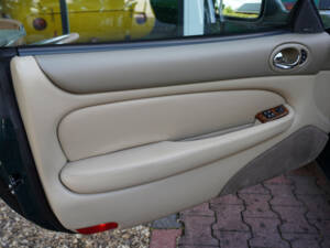 Image 37/50 of Jaguar XKR (2001)