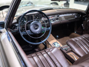 Image 28/72 of Mercedes-Benz 280 SL (1970)