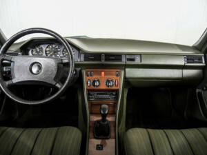 Image 7/50 de Mercedes-Benz 200 D (1986)