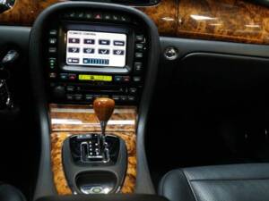 Image 9/50 of Jaguar XJ 8 4.2 (2007)