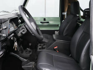 Image 34/41 of Land Rover 90 (1990)