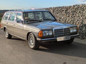 Image 2/17 of Mercedes-Benz 280 TE (1984)