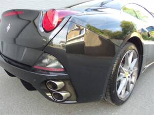 Image 39/100 of Ferrari California (2009)