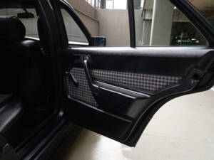 Image 30/83 of Mercedes-Benz 190 E 2.3-16 (1984)