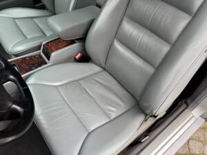 Imagen 37/100 de Mercedes-Benz 300 CE (1992)