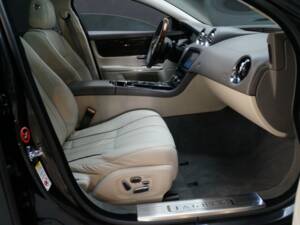 Immagine 31/32 di Jaguar XJ 5.0 (2011)