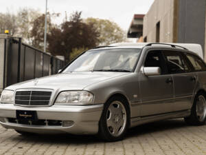 Image 3/37 of Mercedes-Benz C 43 AMG T (1998)