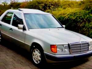 Immagine 4/19 di Mercedes-Benz E 200 (1993)