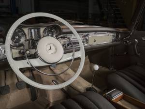 Pagoda 230 SL, interior